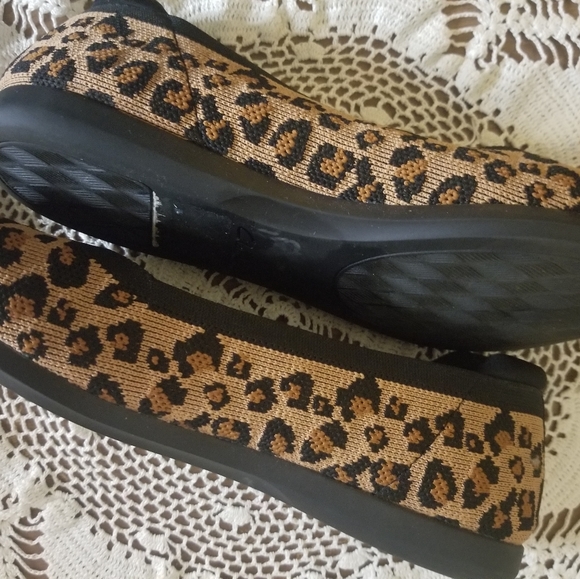 Clarks Cloudsteppers Cushioned Animal Print Flat Size 8 - Picture 4 of 6